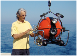 Guido Gay con il robot sottomarino a controllo remoto "Pluto Palla"